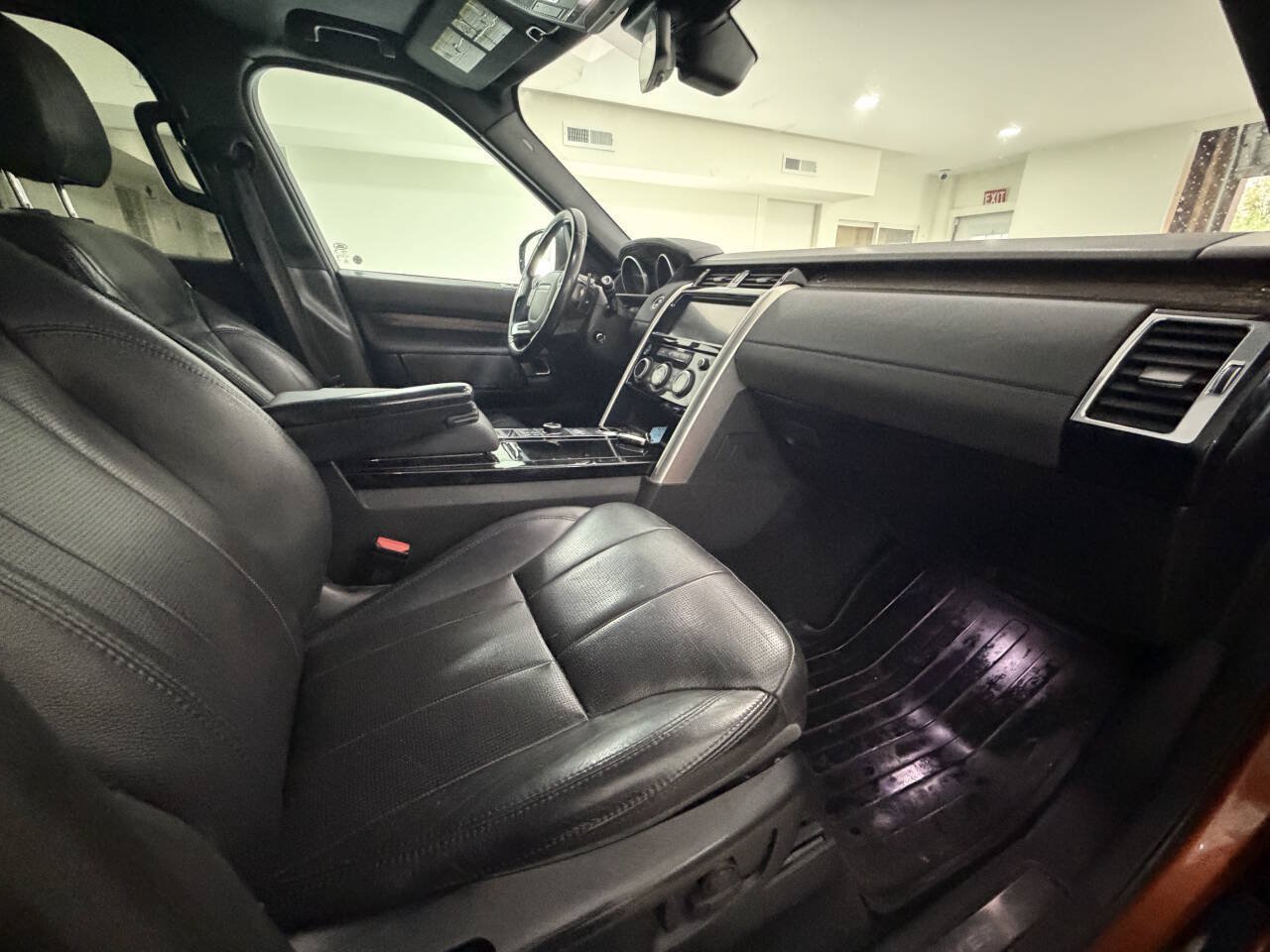 Used 2017 Land Rover Discovery HSE AWD/4WD image 15