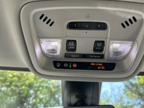 Used 2021 Chevrolet Traverse High Country AWD/4WD image 37