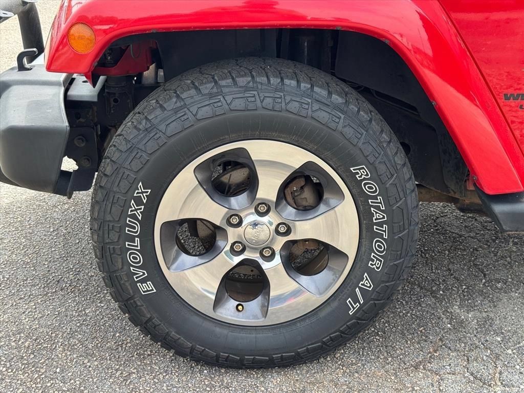 Used 2014 Jeep Wrangler Unlimited Sahara w/ Connectivity Group AWD/4WD image 9
