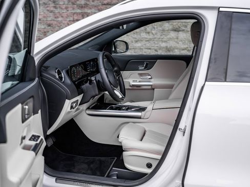 Used 2025 Mercedes-Benz GLA 250 4MATIC image 25