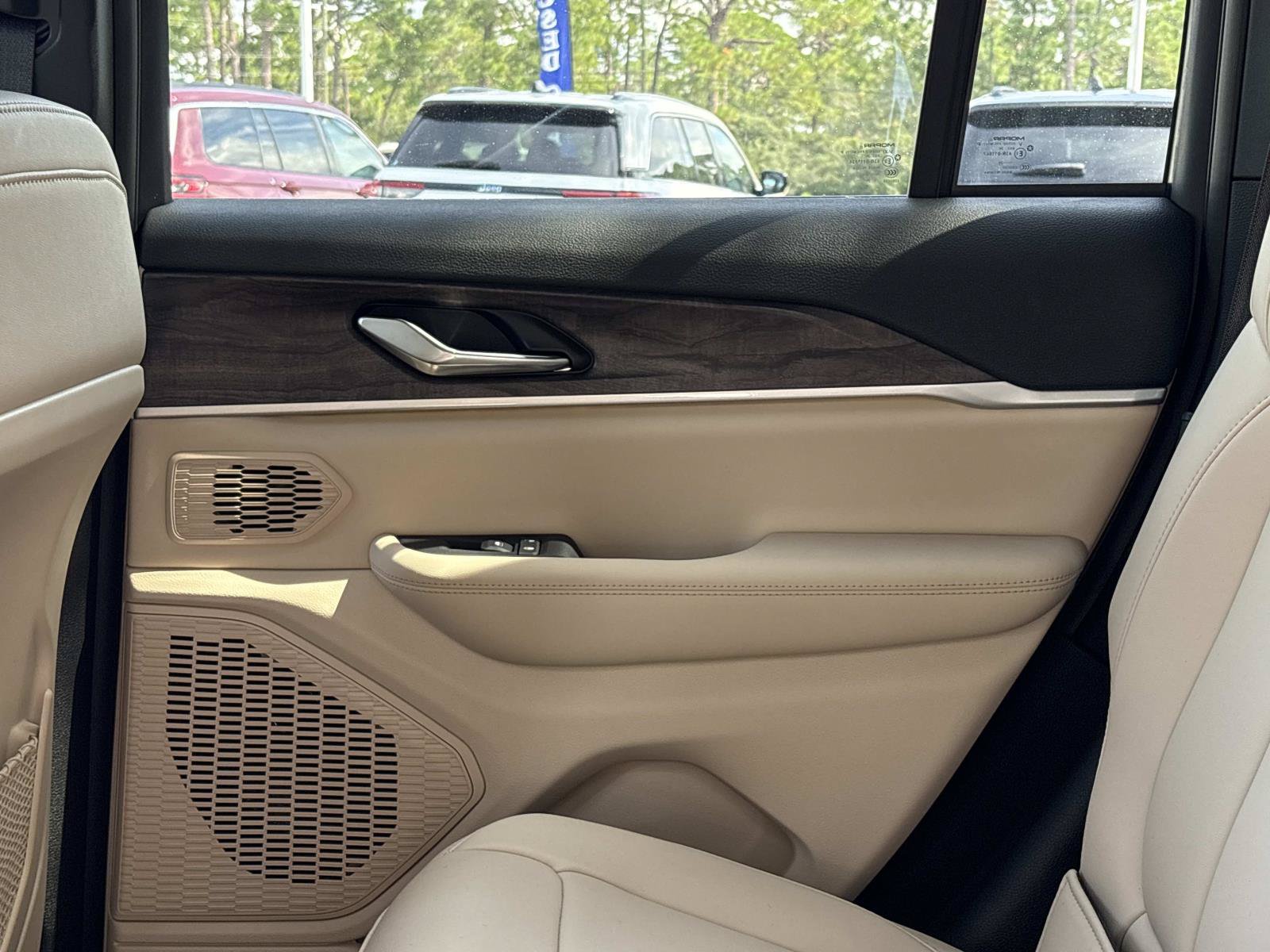 New 2027 Jeep Grand Cherokee Limited RWD image 14