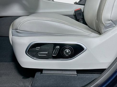 Used 2022 Jeep Grand Cherokee Overland w/ Advanced Protech Group III image 26