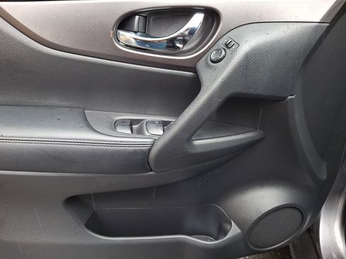 Used 2016 Nissan Rogue SV w/ SV Premium Package image 12