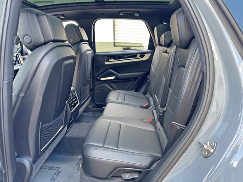 Used 2025 Porsche Cayenne E-Hybrid w/ Premium Package Plus AWD/4WD image 45