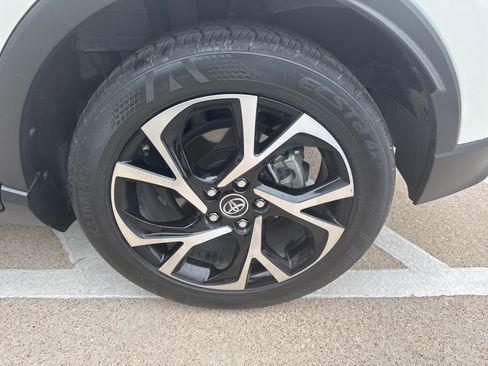 Used 2019 Toyota C-HR Limited image 9