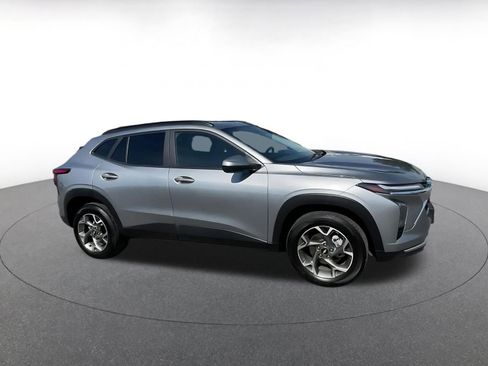 Used 2025 Chevrolet Trax LT w/ LT Convenience Package image 2