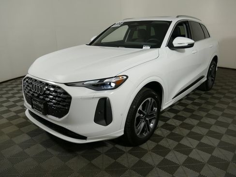 Certified 2025 Audi Q5 Premium w/ Convenience Package AWD/4WD image 7