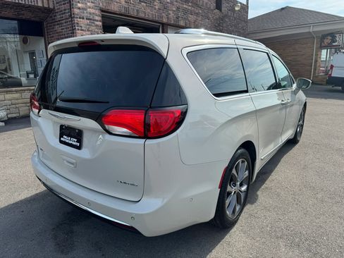 Used 2017 Chrysler Pacifica Limited image 16