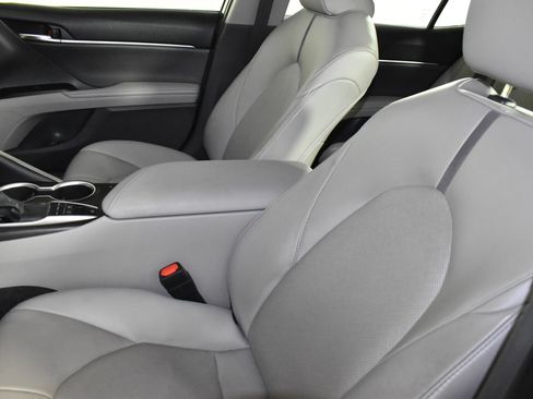 Used 2022 Toyota Camry XLE image 40