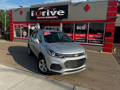Used 2018 Chevrolet Trax LT w/ LT Convenience Package AWD/4WD image 2