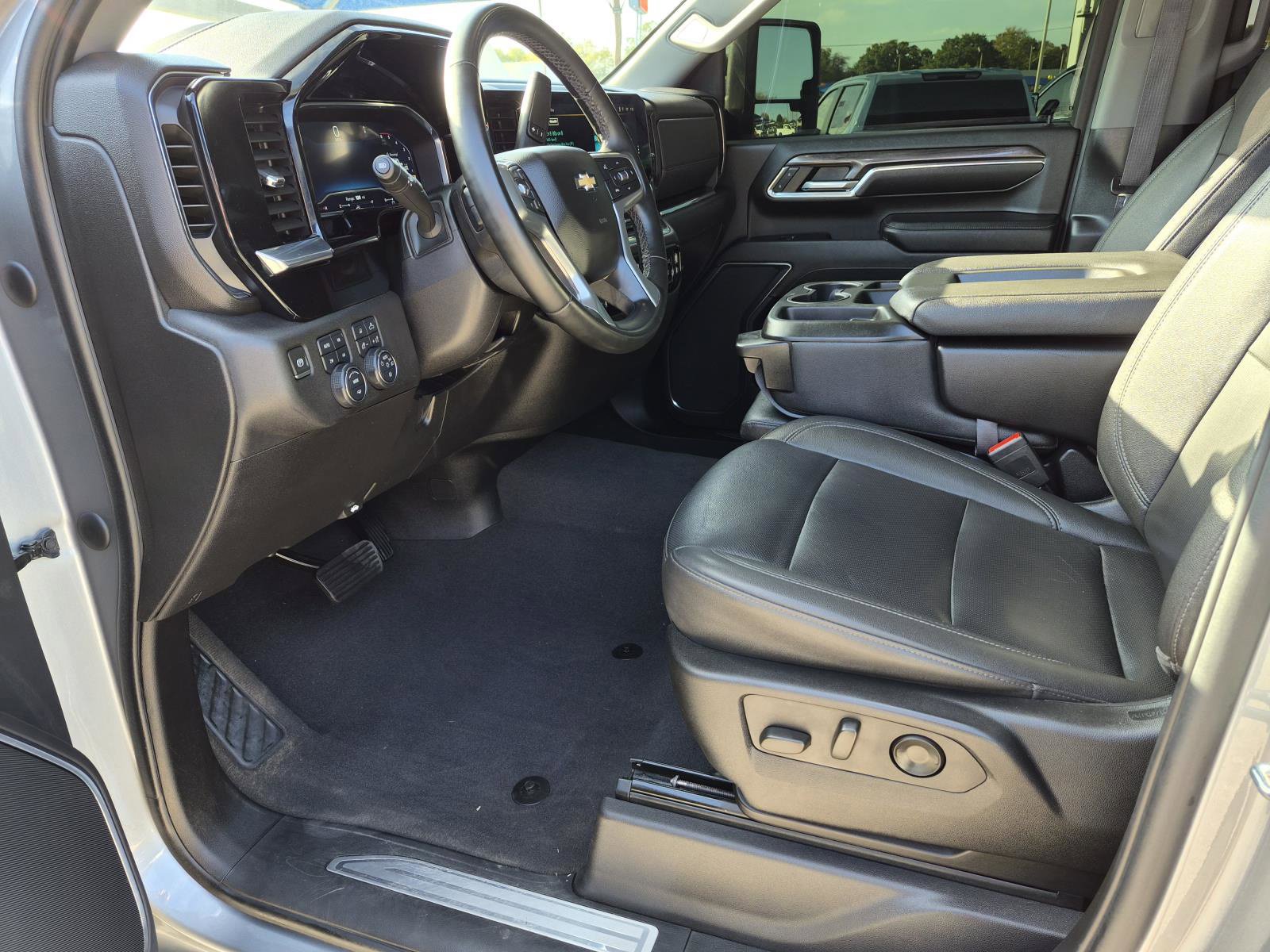 Used 2024 Chevrolet Silverado 2500 LTZ AWD/4WD image 2