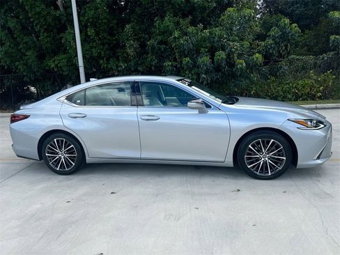 Certified 2024 Lexus ES 350 w/ Premium Package image 8