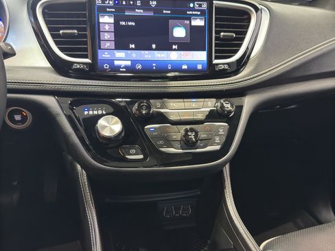 Used 2025 Chrysler Pacifica Limited FWD image 28