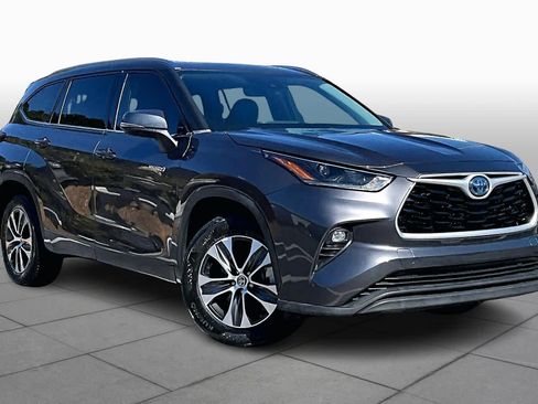 Used 2021 Toyota Highlander XLE image 3