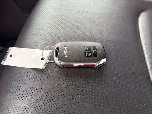 Used 2022 Kia Carnival LX image 27