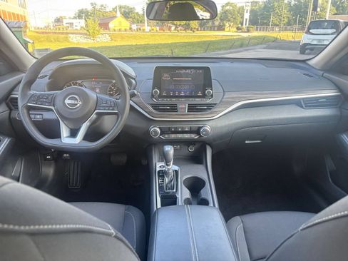 Used 2025 Nissan Altima 2.5 SV FWD image 34