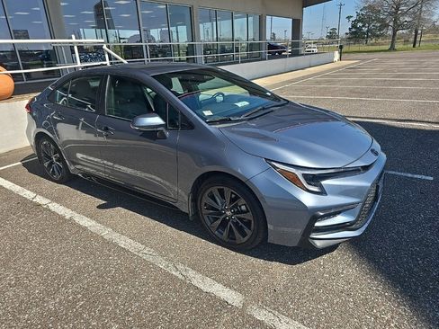 Used 2025 Toyota Corolla SE image 2