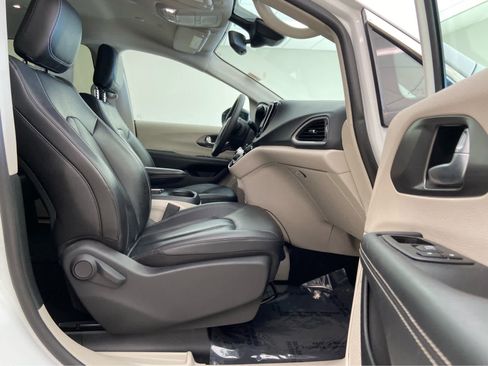 Used 2024 Chrysler Pacifica Touring-L FWD image 19