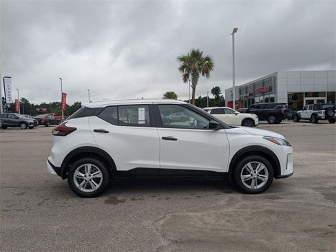 New 2025 Nissan Kicks Play S image 2