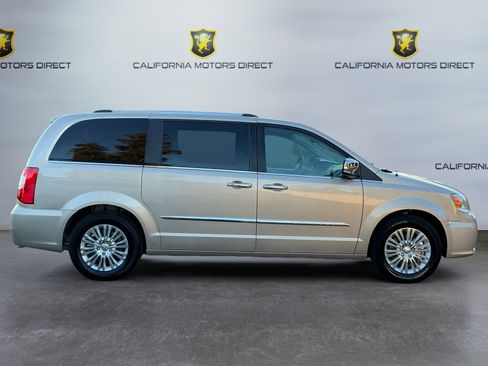 Used 2016 Chrysler Town & Country Limited image 4