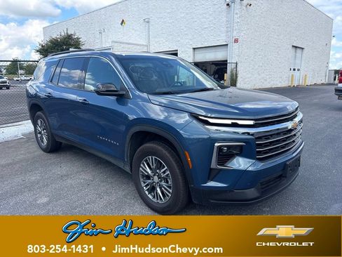 Used 2025 Chevrolet Traverse LT AWD/4WD image 1