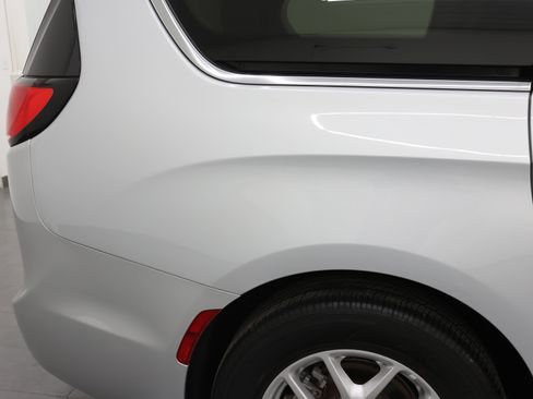 Used 2024 Chrysler Pacifica Touring-L image 25