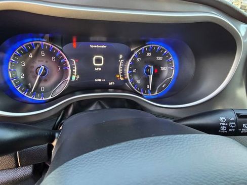Used 2025 Chrysler Pacifica Select FWD image 28