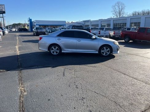 Used 2013 Toyota Camry SE image 2