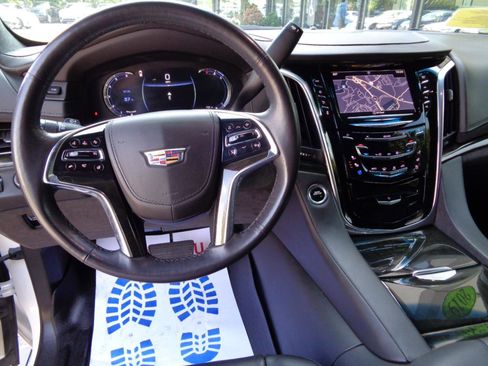 Used 2019 Cadillac Escalade ESV Platinum AWD/4WD image 11