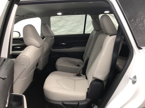 Used 2024 Toyota Grand Highlander XLE image 11