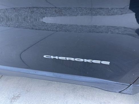 Used 2019 Jeep Cherokee Limited w/ Luxury Group FWD image 21