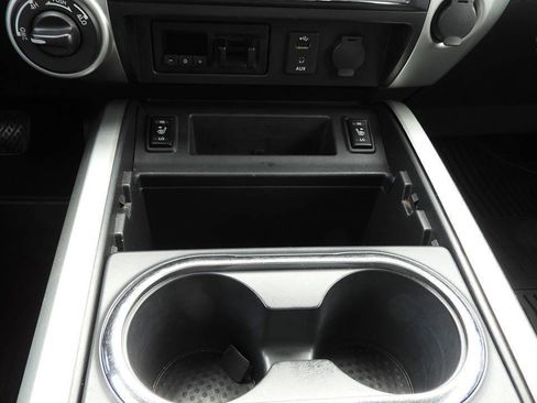 Used 2018 Nissan Titan SL w/ Chrome Package image 38