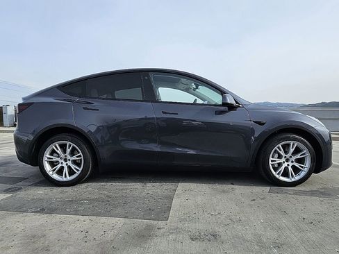 Used 2022 Tesla Model Y Long Range image 11