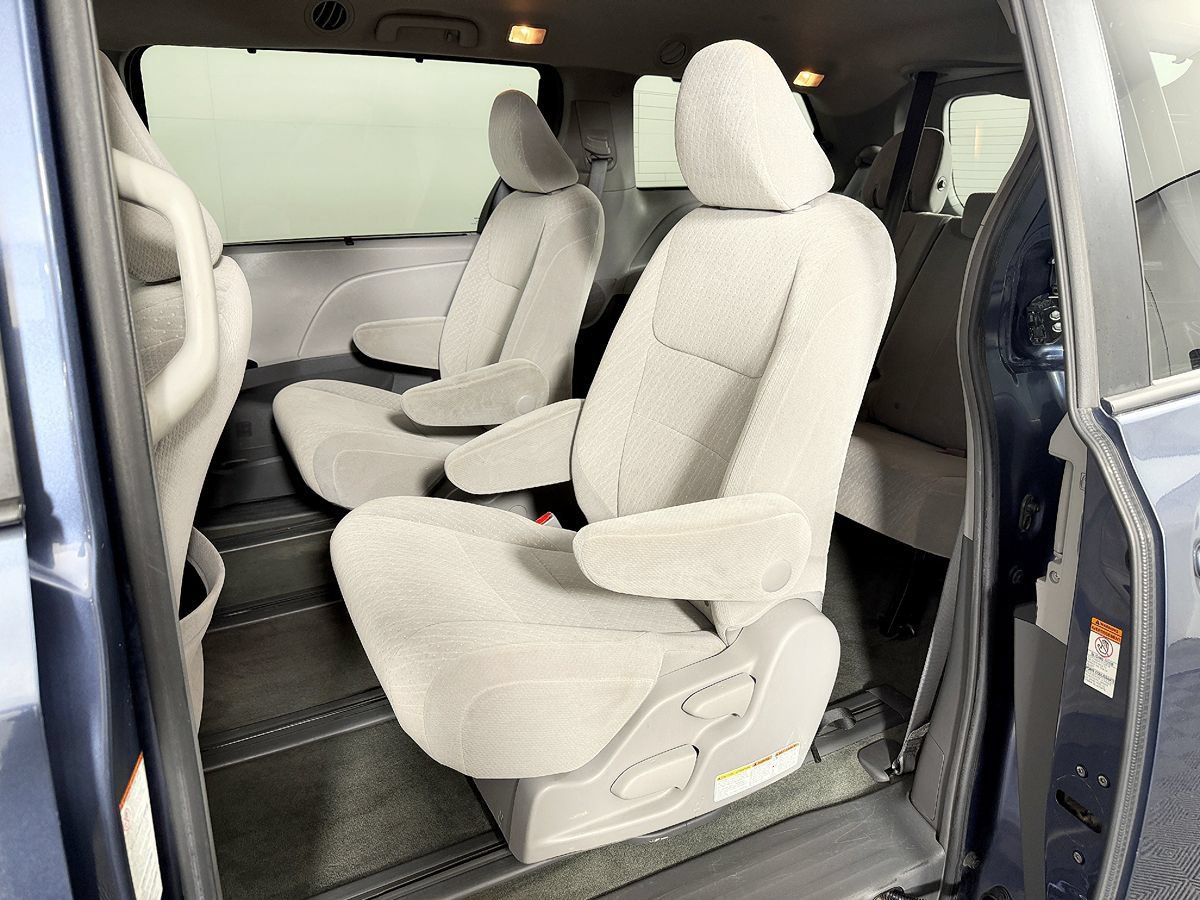 Used 2017 Toyota Sienna LE AWD/4WD image 36
