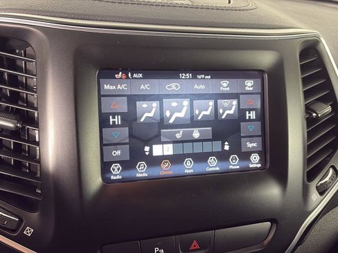 Used 2019 Jeep Cherokee Latitude Plus w/ Comfort/Convenience Group image 29