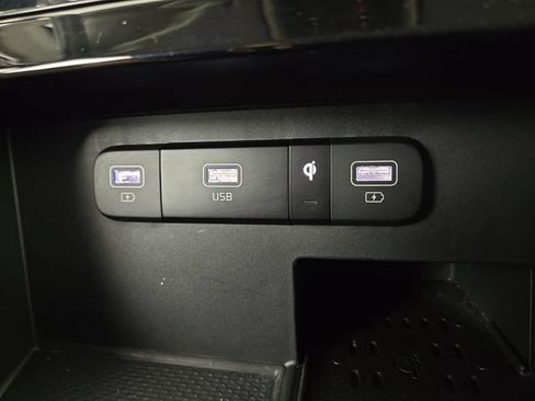 Used 2024 Kia Carnival EX FWD image 25