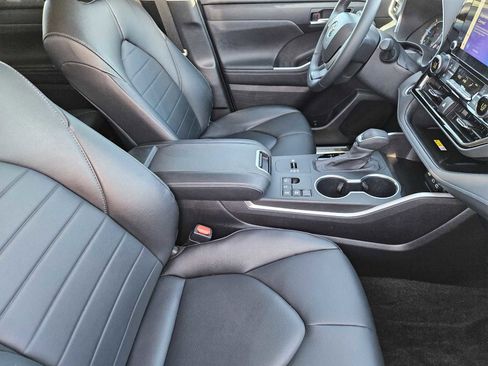 Used 2024 Toyota Highlander XLE image 14
