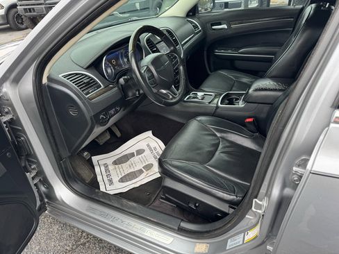 Used 2017 Chrysler 300 C image 10