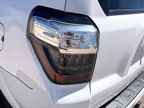 Used 2018 Toyota 4Runner SR5 AWD/4WD image 23