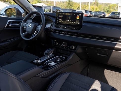 Used 2025 Mitsubishi Outlander SE image 17