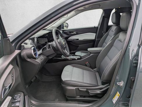 Used 2025 Chevrolet Trax LT w/ LT Convenience Package image 21