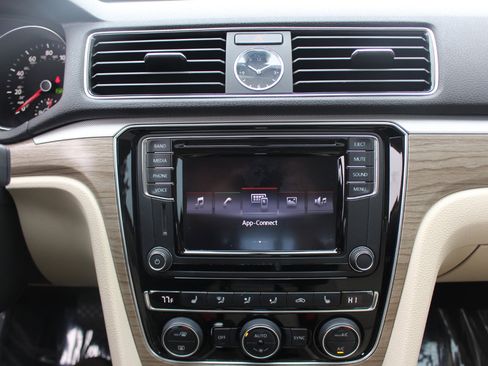 Used 2017 Volkswagen Passat 1.8T SE image 25