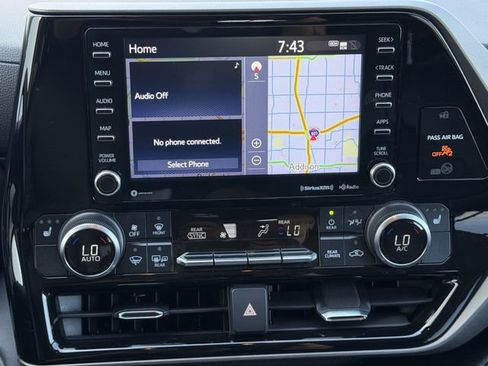 Used 2022 Toyota Highlander XLE FWD image 17