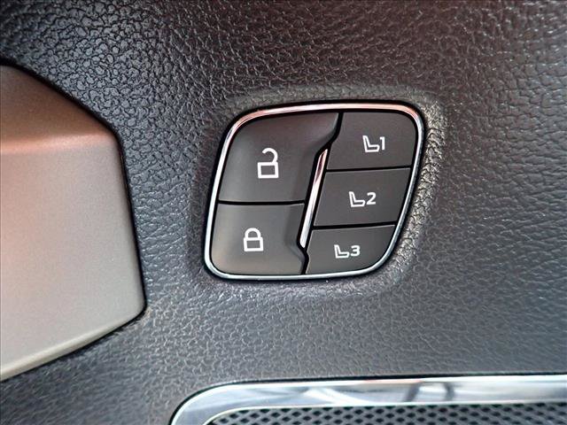 Used 2022 Ford F250 Lariat w/ Black Appearance Package AWD/4WD image 15