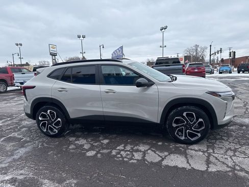 Used 2026 Chevrolet Trax RS w/ Sunroof Package image 6