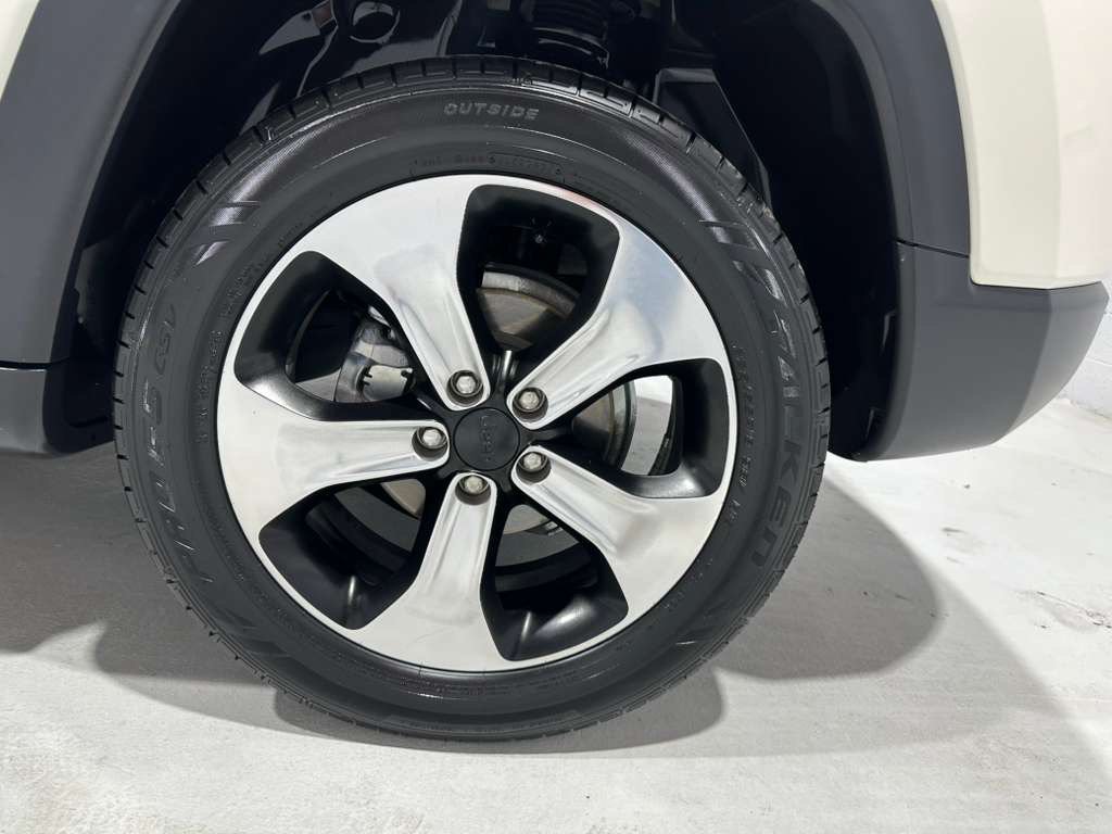 Used 2018 Jeep Compass Latitude w/ Popular Equipment Group FWD image 9