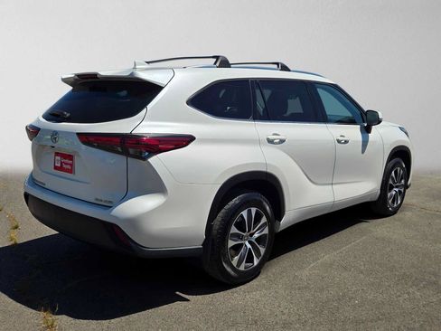 Used 2020 Toyota Highlander XLE AWD/4WD image 3
