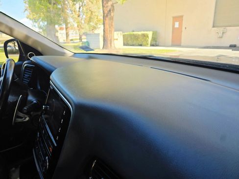 Used 2018 Mitsubishi Outlander SEL image 29