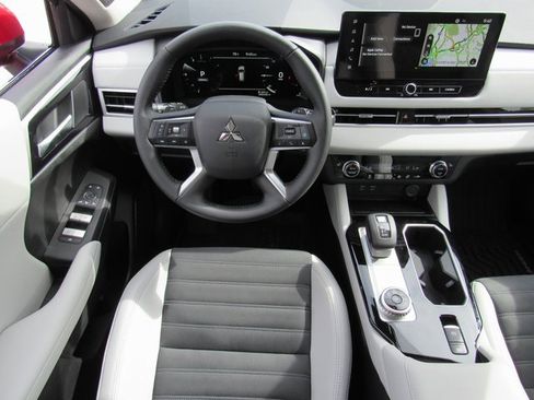 New 2025 Mitsubishi Outlander SE image 11