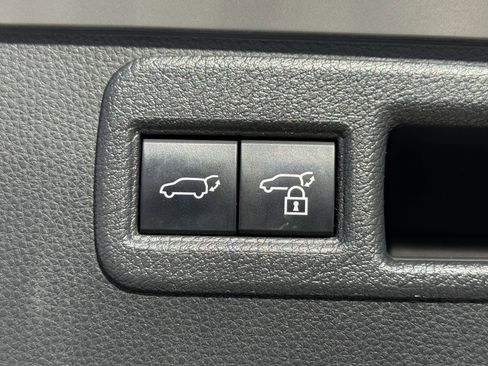 Used 2021 Toyota Venza Limited image 15